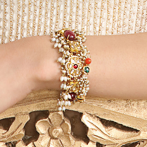 Tasveer Bracelet with Pearl Hanggings