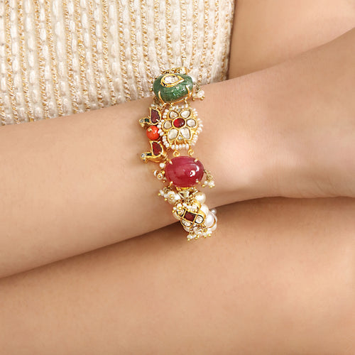 Tasveer Bracelet With Pearl Hanggings